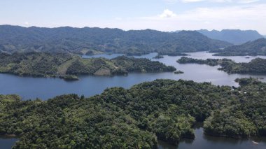 Milford Ses ve Kuşkulu Ses 'in Dağları ve Fiyortları, Yeni Zelanda. Bengoh Vadisi, Sarawak.
