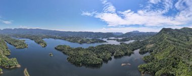 Milford Ses ve Kuşkulu Ses 'in Dağları ve Fiyortları, Yeni Zelanda. Bengoh Vadisi, Sarawak.