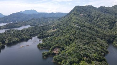 Milford Ses ve Kuşkulu Ses 'in Dağları ve Fiyortları, Yeni Zelanda. Bengoh Vadisi, Sarawak.