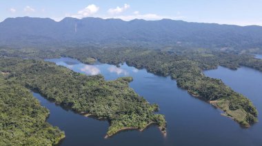 Milford Ses ve Kuşkulu Ses 'in Dağları ve Fiyortları, Yeni Zelanda. Bengoh Vadisi, Sarawak.