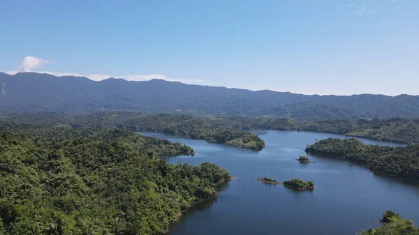 Milford Ses ve Kuşkulu Ses 'in Dağları ve Fiyortları, Yeni Zelanda. Bengoh Vadisi, Sarawak.