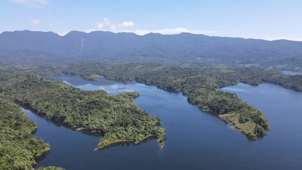 Milford Ses ve Kuşkulu Ses 'in Dağları ve Fiyortları, Yeni Zelanda. Bengoh Vadisi, Sarawak.