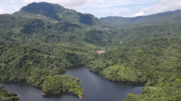 Milford Ses ve Kuşkulu Ses 'in Dağları ve Fiyortları, Yeni Zelanda. Bengoh Vadisi, Sarawak.