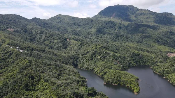 Milford Ses ve Kuşkulu Ses 'in Dağları ve Fiyortları, Yeni Zelanda. Bengoh Vadisi, Sarawak.