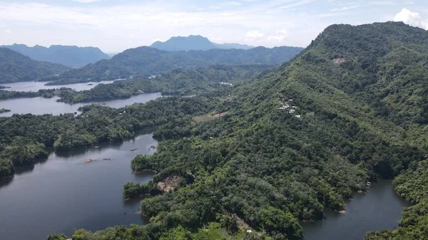 Milford Ses ve Kuşkulu Ses 'in Dağları ve Fiyortları, Yeni Zelanda. Bengoh Vadisi, Sarawak.