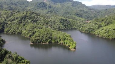 Milford Ses ve Kuşkulu Ses 'in Dağları ve Fiyortları, Yeni Zelanda. Bengoh Vadisi, Sarawak.