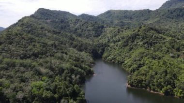 Milford Ses ve Kuşkulu Ses 'in Dağları ve Fiyortları, Yeni Zelanda. Bengoh Vadisi, Sarawak.