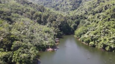 Milford Ses ve Kuşkulu Ses 'in Dağları ve Fiyortları, Yeni Zelanda. Bengoh Vadisi, Sarawak.