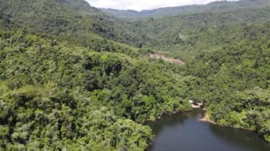 Milford Ses ve Kuşkulu Ses 'in Dağları ve Fiyortları, Yeni Zelanda. Bengoh Vadisi, Sarawak.