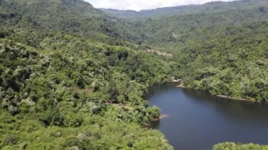 Milford Ses ve Kuşkulu Ses 'in Dağları ve Fiyortları, Yeni Zelanda. Bengoh Vadisi, Sarawak.