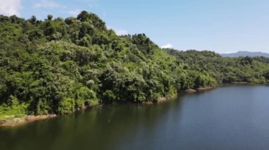 Milford Ses ve Kuşkulu Ses 'in Dağları ve Fiyortları, Yeni Zelanda. Bengoh Vadisi, Sarawak.