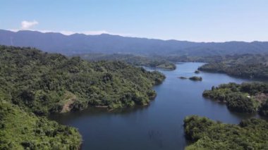 Milford Ses ve Kuşkulu Ses 'in Dağları ve Fiyortları, Yeni Zelanda. Bengoh Vadisi, Sarawak.