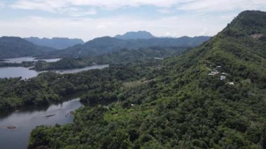 Milford Ses ve Kuşkulu Ses 'in Dağları ve Fiyortları, Yeni Zelanda. Bengoh Vadisi, Sarawak.
