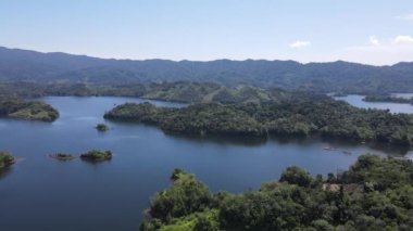 Milford Ses ve Kuşkulu Ses 'in Dağları ve Fiyortları, Yeni Zelanda. Bengoh Vadisi, Sarawak.