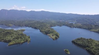 Milford Ses ve Kuşkulu Ses 'in Dağları ve Fiyortları, Yeni Zelanda. Bengoh Vadisi, Sarawak.