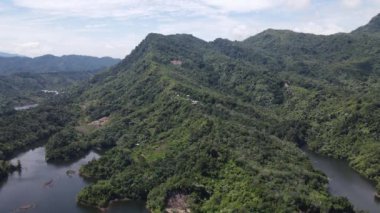 Milford Ses ve Kuşkulu Ses 'in Dağları ve Fiyortları, Yeni Zelanda. Bengoh Vadisi, Sarawak.