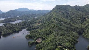 Milford Ses ve Kuşkulu Ses 'in Dağları ve Fiyortları, Yeni Zelanda. Bengoh Vadisi, Sarawak.