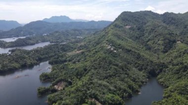 Milford Ses ve Kuşkulu Ses 'in Dağları ve Fiyortları, Yeni Zelanda. Bengoh Vadisi, Sarawak.