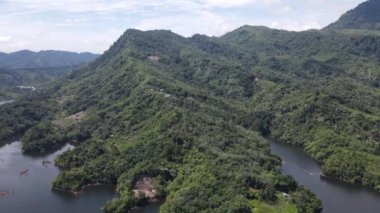 Milford Ses ve Kuşkulu Ses 'in Dağları ve Fiyortları, Yeni Zelanda. Bengoh Vadisi, Sarawak.