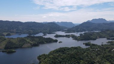 Milford Ses ve Kuşkulu Ses 'in Dağları ve Fiyortları, Yeni Zelanda. Bengoh Vadisi, Sarawak.