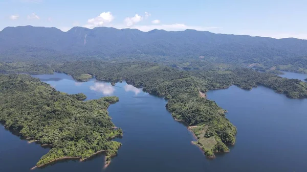 Milford Ses ve Kuşkulu Ses 'in Dağları ve Fiyortları, Yeni Zelanda. Bengoh Vadisi, Sarawak.