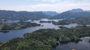 Milford Ses ve Kuşkulu Ses 'in Dağları ve Fiyortları, Yeni Zelanda. Bengoh Vadisi, Sarawak.