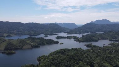 Milford Ses ve Kuşkulu Ses 'in Dağları ve Fiyortları, Yeni Zelanda. Bengoh Vadisi, Sarawak.
