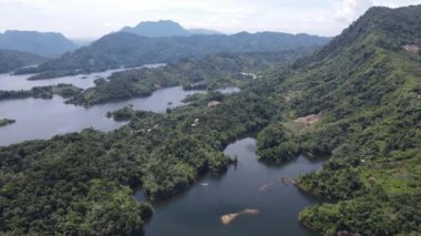 Milford Ses ve Kuşkulu Ses 'in Dağları ve Fiyortları, Yeni Zelanda. Bengoh Vadisi, Sarawak.