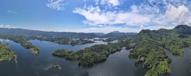 Milford Ses ve Kuşkulu Ses 'in Dağları ve Fiyortları, Yeni Zelanda. Bengoh Vadisi, Sarawak.