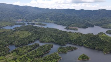 Milford Ses ve Kuşkulu Ses 'in Dağları ve Fiyortları, Yeni Zelanda. Bengoh Vadisi, Sarawak.