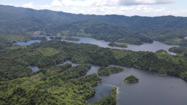 Milford Ses ve Kuşkulu Ses 'in Dağları ve Fiyortları, Yeni Zelanda. Bengoh Vadisi, Sarawak.