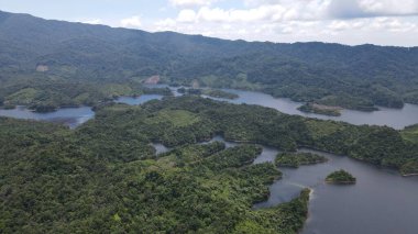 Milford Ses ve Kuşkulu Ses 'in Dağları ve Fiyortları, Yeni Zelanda. Bengoh Vadisi, Sarawak.