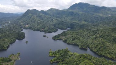 Milford Ses ve Kuşkulu Ses 'in Dağları ve Fiyortları, Yeni Zelanda. Bengoh Vadisi, Sarawak.