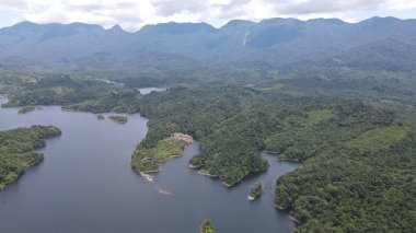 Milford Ses ve Kuşkulu Ses 'in Dağları ve Fiyortları, Yeni Zelanda. Bengoh Vadisi, Sarawak.