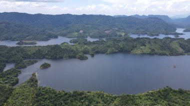 Milford Ses ve Kuşkulu Ses 'in Dağları ve Fiyortları, Yeni Zelanda. Bengoh Vadisi, Sarawak.