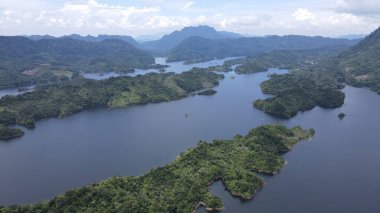 Milford Ses ve Kuşkulu Ses 'in Dağları ve Fiyortları, Yeni Zelanda. Bengoh Vadisi, Sarawak.