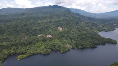 Milford Ses ve Kuşkulu Ses 'in Dağları ve Fiyortları, Yeni Zelanda. Bengoh Vadisi, Sarawak.