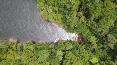 Milford Ses ve Kuşkulu Ses 'in Dağları ve Fiyortları, Yeni Zelanda. Bengoh Vadisi, Sarawak.