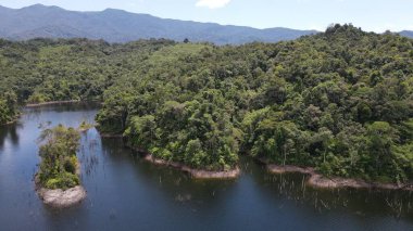 Milford Ses ve Kuşkulu Ses 'in Dağları ve Fiyortları, Yeni Zelanda. Bengoh Vadisi, Sarawak.