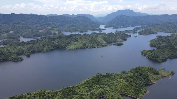 Milford Ses ve Kuşkulu Ses 'in Dağları ve Fiyortları, Yeni Zelanda. Bengoh Vadisi, Sarawak.
