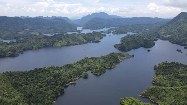 Milford Ses ve Kuşkulu Ses 'in Dağları ve Fiyortları, Yeni Zelanda. Bengoh Vadisi, Sarawak.