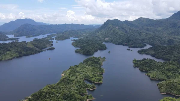 Milford Ses ve Kuşkulu Ses 'in Dağları ve Fiyortları, Yeni Zelanda. Bengoh Vadisi, Sarawak.
