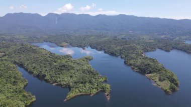 Milford Ses ve Kuşkulu Ses 'in Dağları ve Fiyortları, Yeni Zelanda. Bengoh Vadisi, Sarawak.