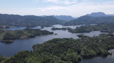 Milford Ses ve Kuşkulu Ses 'in Dağları ve Fiyortları, Yeni Zelanda. Bengoh Vadisi, Sarawak.
