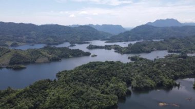 Milford Ses ve Kuşkulu Ses 'in Dağları ve Fiyortları, Yeni Zelanda. Bengoh Vadisi, Sarawak.
