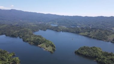 Milford Ses ve Kuşkulu Ses 'in Dağları ve Fiyortları, Yeni Zelanda. Bengoh Vadisi, Sarawak.