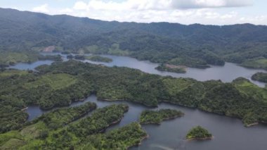 Milford Ses ve Kuşkulu Ses 'in Dağları ve Fiyortları, Yeni Zelanda. Bengoh Vadisi, Sarawak.