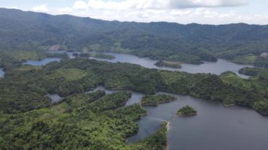 Milford Ses ve Kuşkulu Ses 'in Dağları ve Fiyortları, Yeni Zelanda. Bengoh Vadisi, Sarawak.