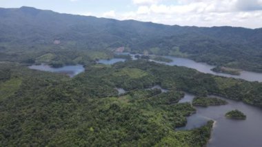 Milford Ses ve Kuşkulu Ses 'in Dağları ve Fiyortları, Yeni Zelanda. Bengoh Vadisi, Sarawak.