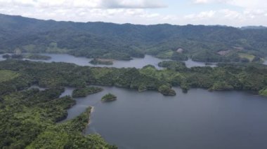 Milford Ses ve Kuşkulu Ses 'in Dağları ve Fiyortları, Yeni Zelanda. Bengoh Vadisi, Sarawak.